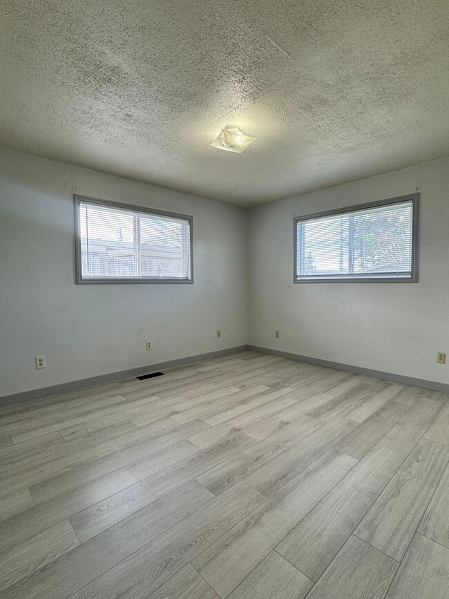 Building Photo - d1606
