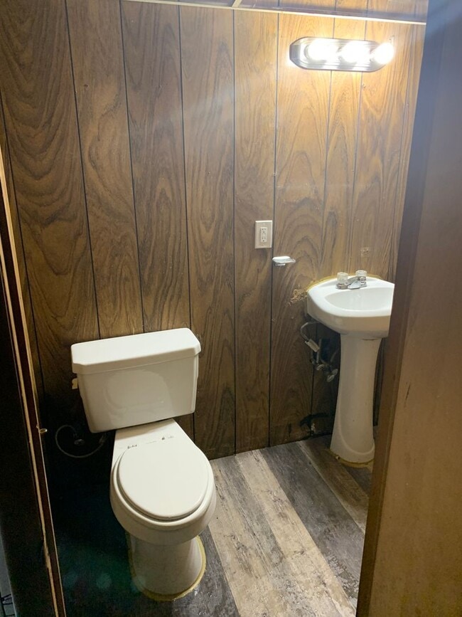 Building Photo - 2 bed 1.5 bath SFH Now Available!