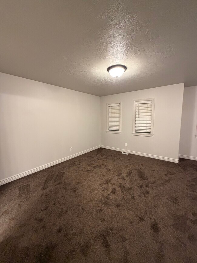 Building Photo - 565 Pioneer Rd