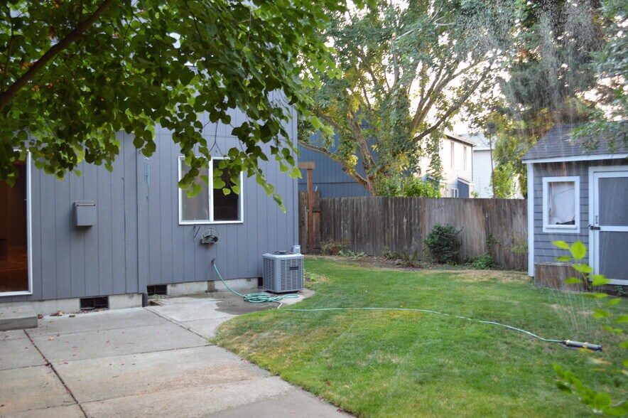 Building Photo - 16541 Southwest Daylily Street