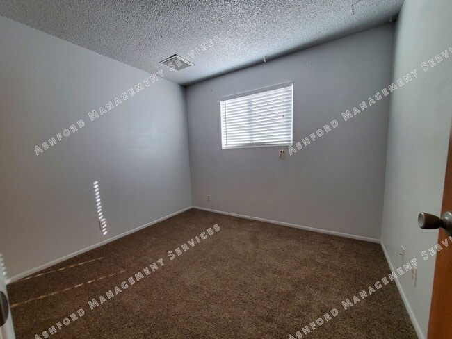 Building Photo - 3 BEDROOM HOME WITH HUGE BACKYARD/GARDEN AREA