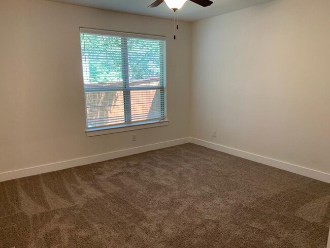 Building Photo - 626 Parkline Dr