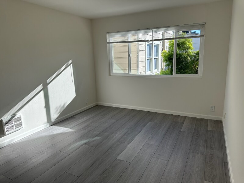 Building Photo - 565 8th Ave