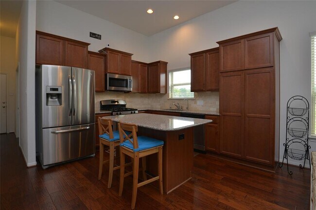 Building Photo - 18918 Cove Pointe Dr