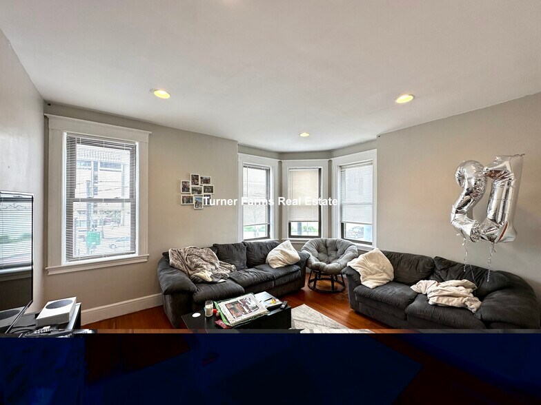 Building Photo - 146 Smith St