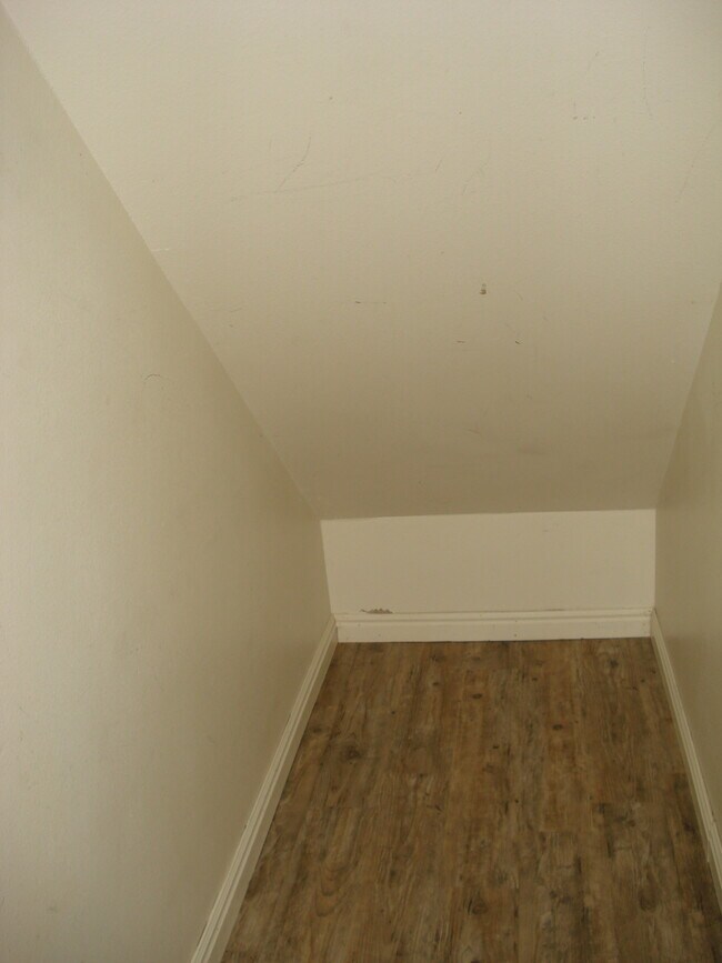 Building Photo - 60 E 200 N