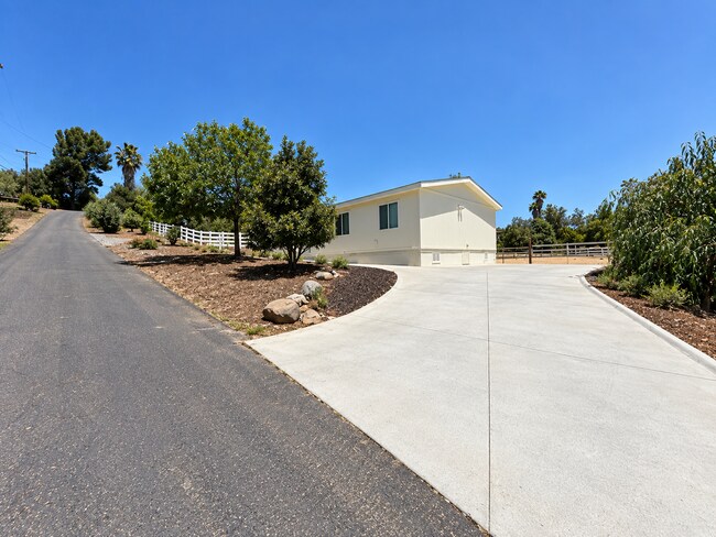 Building Photo - 2605 1/2 Kauana Loa Dr