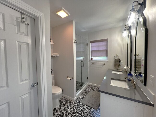 Building Photo - Furnished 2/2 Home in Crestview 3-12 month lease terms available