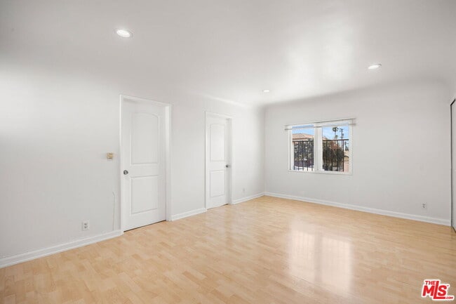 Building Photo - 435 1/2 W Elk Ave