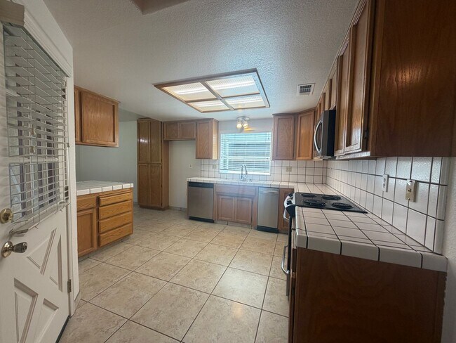 Building Photo - Single story near freeway access and major shopping!