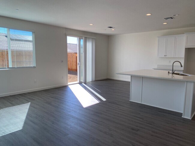 Building Photo - LIKE NEW!  3 BEDROOM, 2 BATH HOME FOR RENT