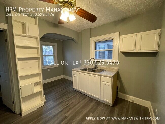 Building Photo - 866 S Hawkins Ave