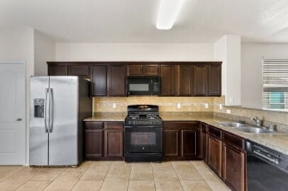 Building Photo - Charming 3-Bedroom Home with 2 Full Baths close to Park