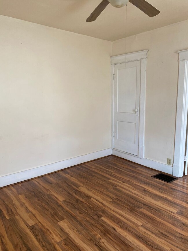 Building Photo - Nice 1BD with bonus space