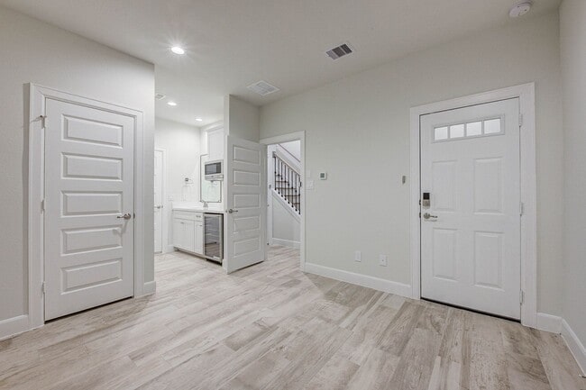Building Photo - 3BR, 3.5BA Townhome with Balcony, Yard & D...