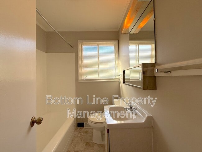 Building Photo - 3021 Marlborough Rd