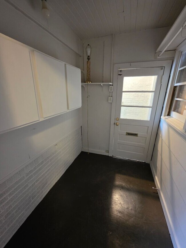 Building Photo - 3 BR House UTILITIES INCL!!!!