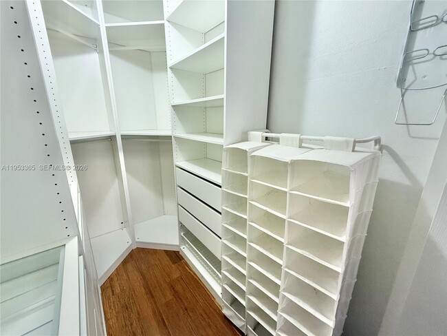 Building Photo - 901 NE 14th Ave