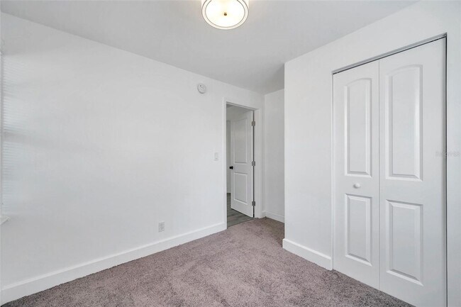 Building Photo - Gorgeous 2 bedroom 1 bath apartment