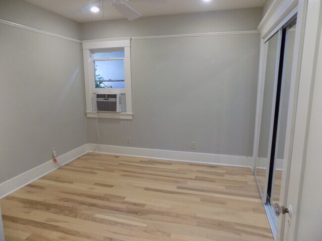 Building Photo - R0463
