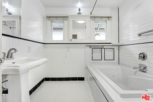 Building Photo - 11970 Darlington Ave