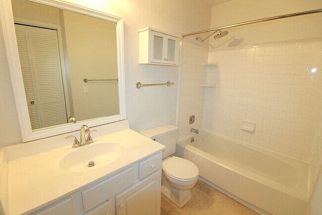 Building Photo - 2 Bedroom Condo in South Park!
