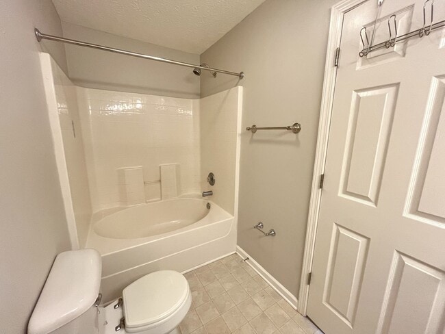 Building Photo - Townhouse in Nashboro Village!