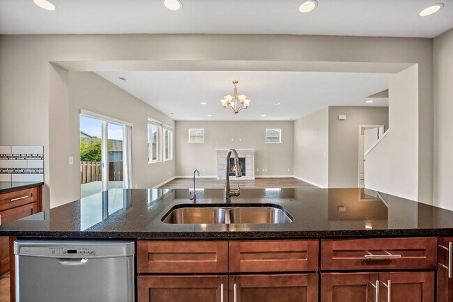 Building Photo - Spacious Spanaway Home w/ A/C & 5 Bedrooms...