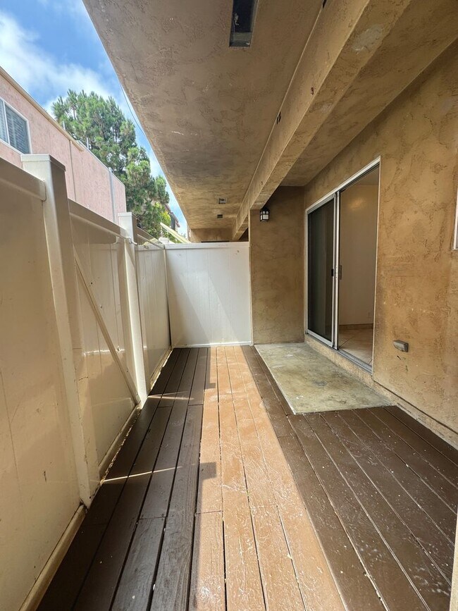 Building Photo - GREAT LOCATION! POINT LOMA 2BD/1.5BA TOWNH...