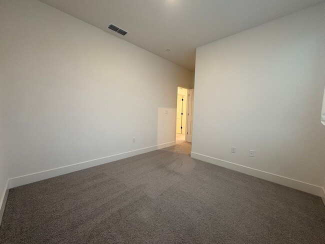 Building Photo - Beautiful 4 Bedroom 2.5 bath Home In Oakley with Solar