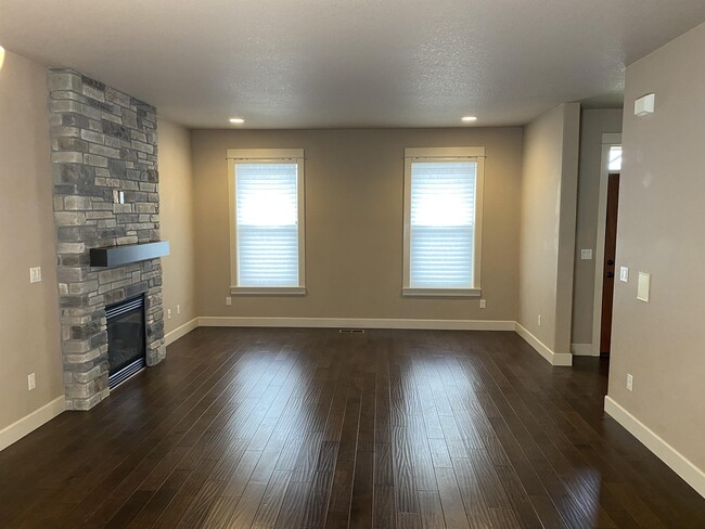 Building Photo - 14632 Catalpa Way