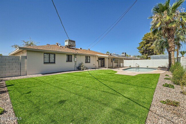 Building Photo - 8356 E Palm Ln