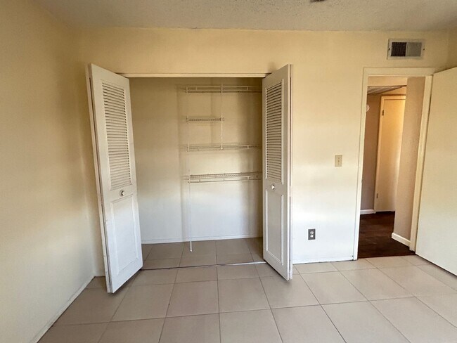Building Photo - 3 Bedroom, 2 Bathroom, 2 Car Garage