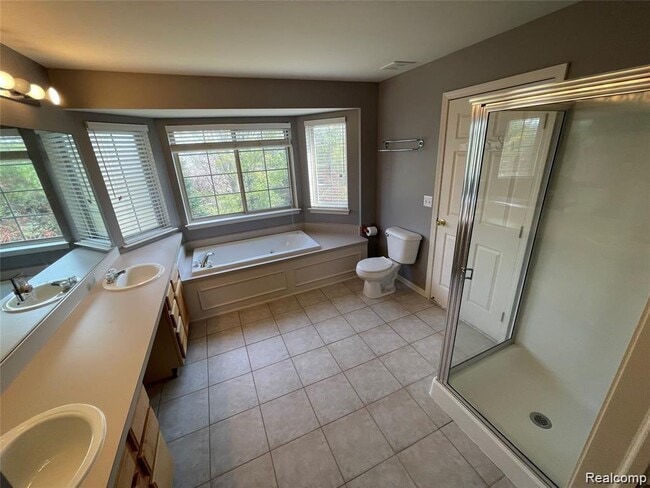 Building Photo - 8767 Hardwood Dr