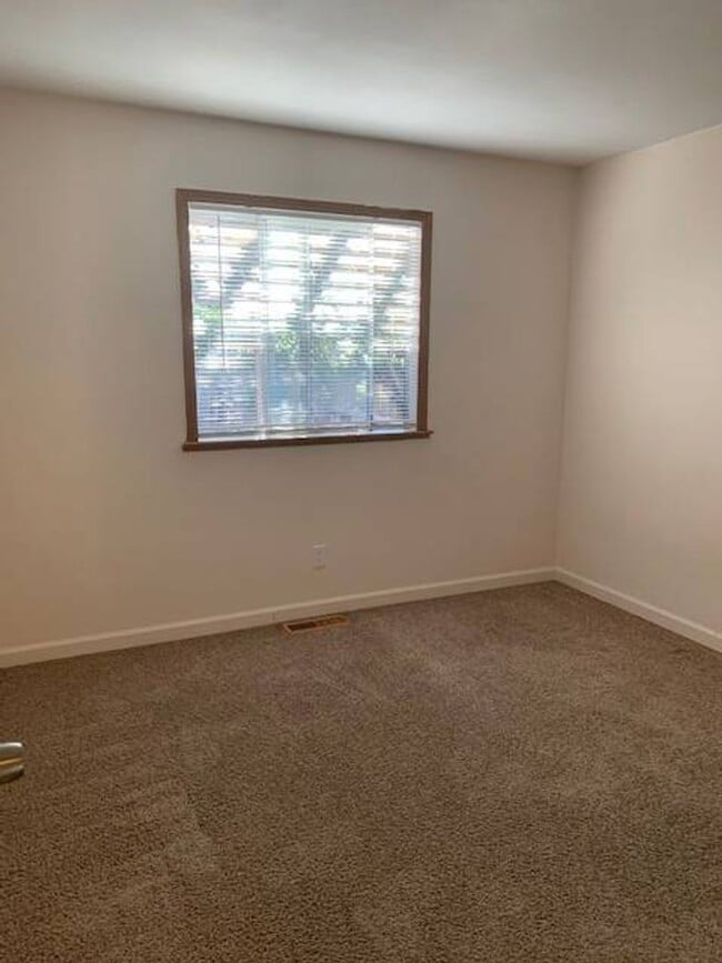 Building Photo - Great Home in H Section of Rohnert Park ~ 5 bedrooms and 2 bathrooms ~ Co Signers are Accepted