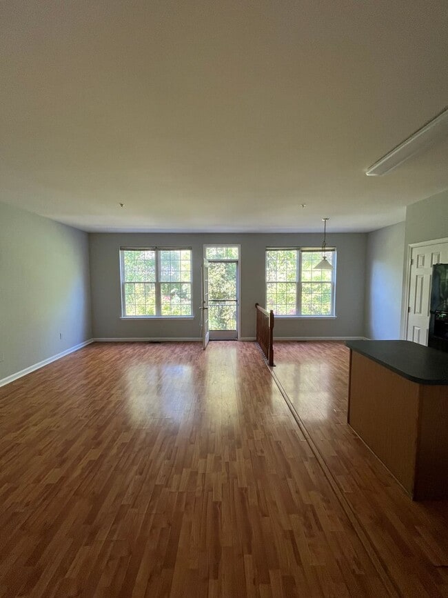 Building Photo - 3 bedroom townhome available near Largo To...