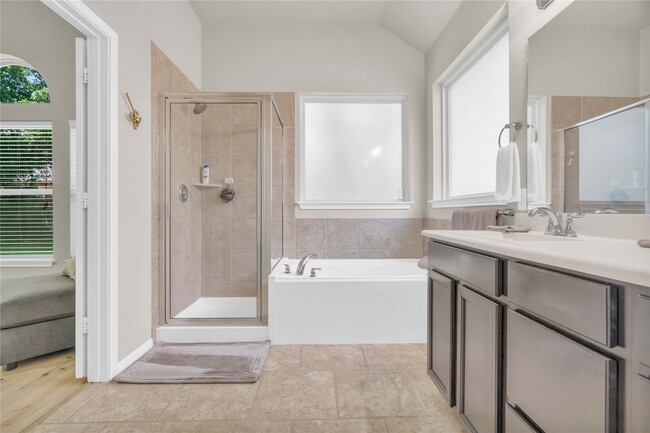 Building Photo - 2450 Garden Shadow Dr