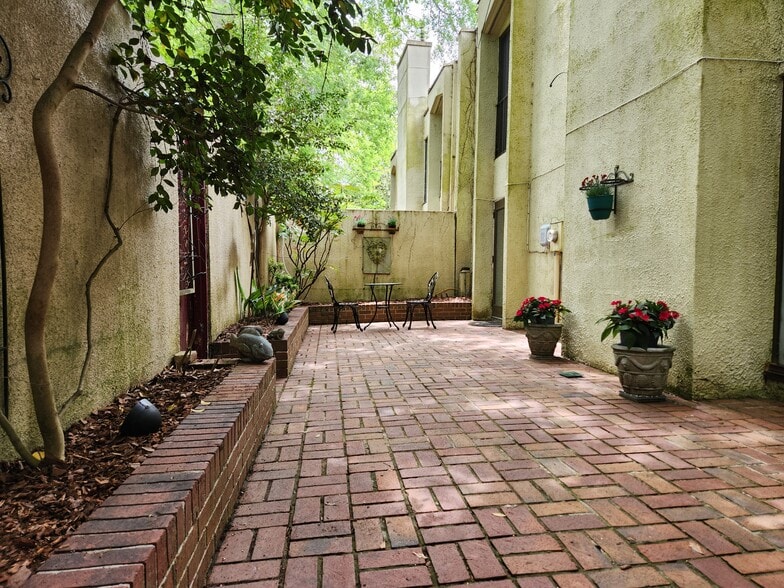 Courtyard - 1333 S Ponce de Leon Ave NE