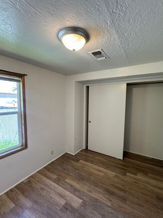 Building Photo - SINGLE FAMILY HOME WITH BONUS ROOM OFF THE DETACHED GARAGE- GARDNERS DREAM