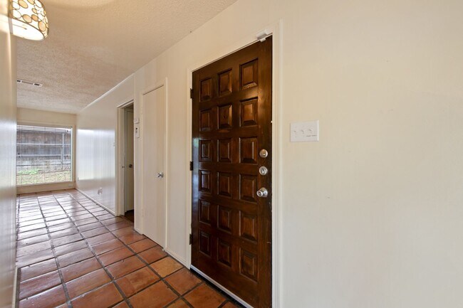 Building Photo - Available Now: Charming 3 Bed / 2 Bath in Rollingwood - Zoned to Eanes ISD - Large Yard