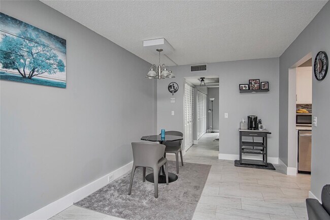 Building Photo - 436 Fanshaw K