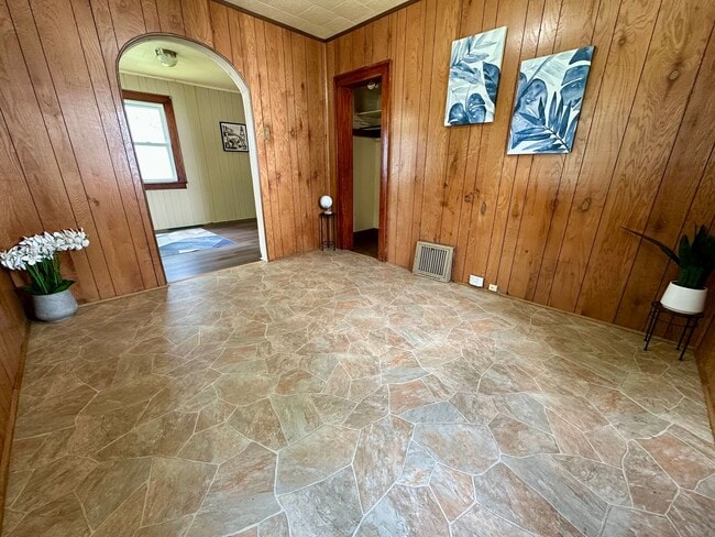 Building Photo - 1 bedroom, 1 bathroom home for rent in Wat...
