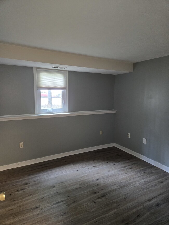 Building Photo - Two Bedroom Condo One level two bedroom co...