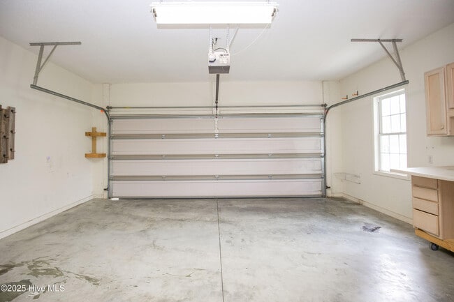 Building Photo - 102 Willow Creek Ln