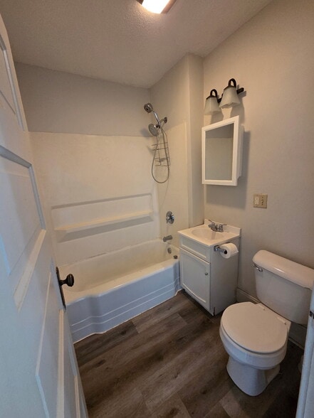 bath - 317 E Spring St