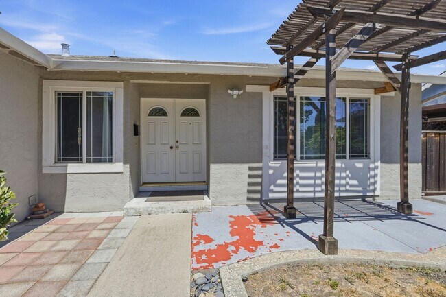 Building Photo - Wow! What a Great Home! Available Now!
