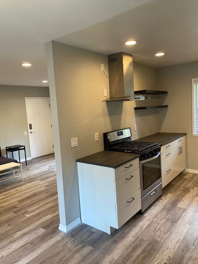 Building Photo - PICTURE PERFECT ONE BEDROOM , ONE BATH CONDO. GREAT MV LOCATION