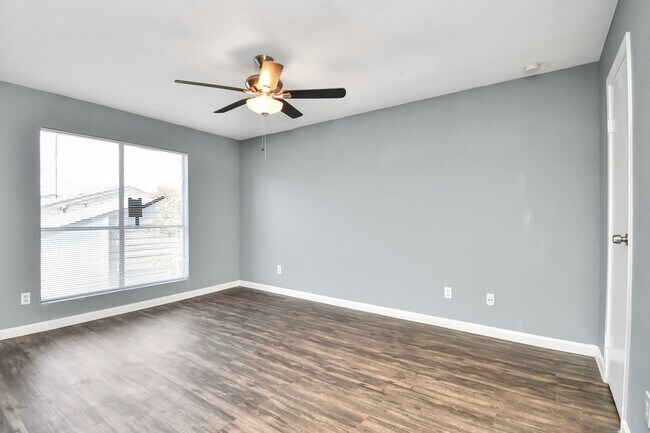 Building Photo - 5959 Bonhomme Rd