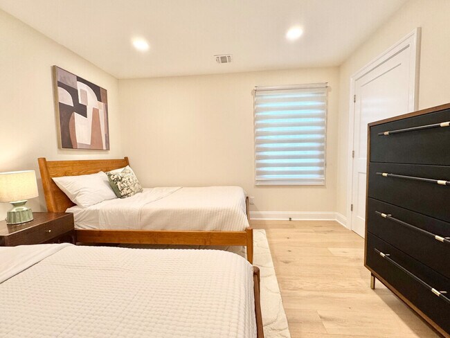 Building Photo - 240 Norgrove Ave