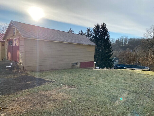 Building Photo - 257 Main St